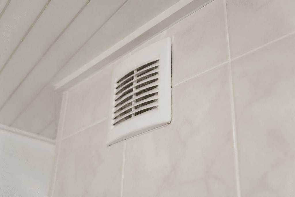 Grille ventilation blanche salle bain mur carrelage