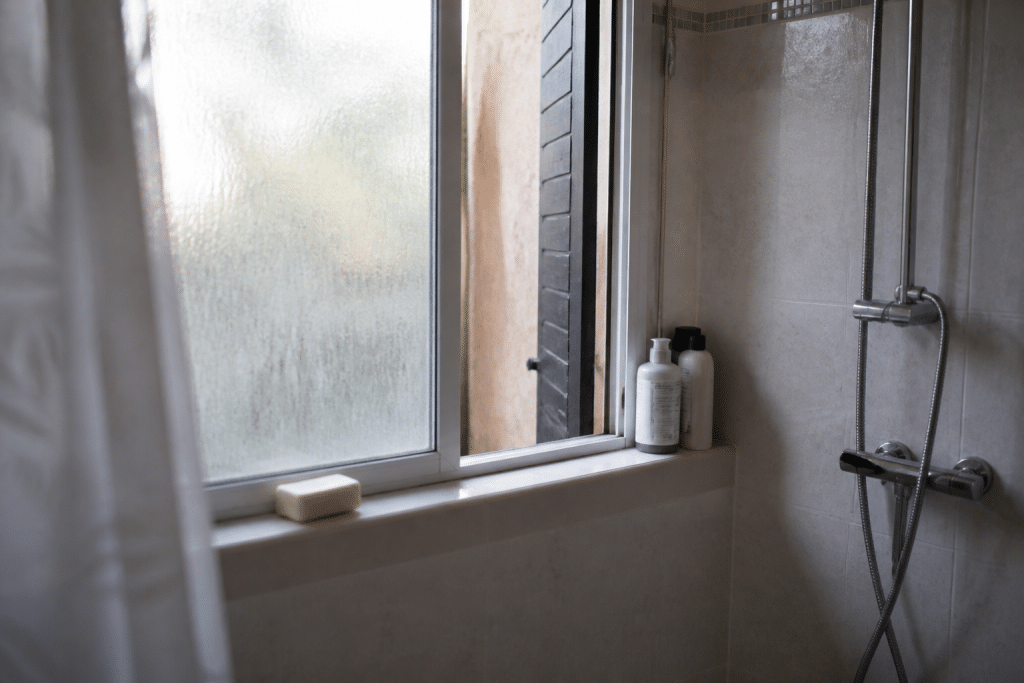 Fenetre ouverte avec buee sur vitre de salle bain