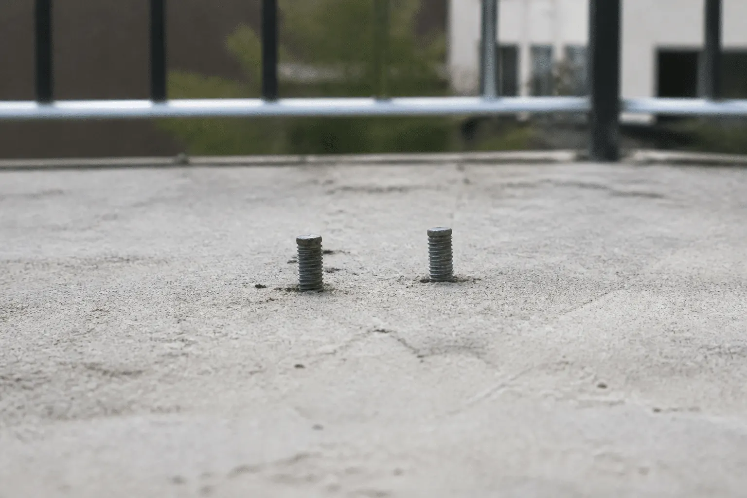 Vis metalliques enfoncees dans dalle beton terrasse exterieure