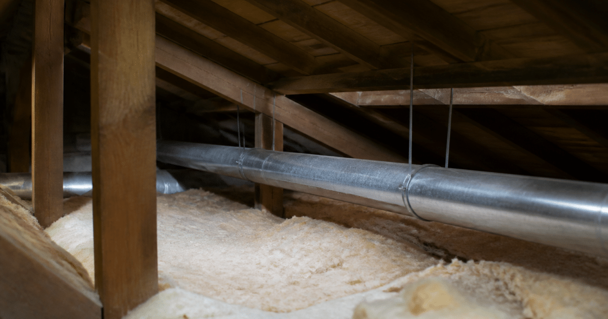 Tuyauterie metallique installee horizontalement sous combles isoles