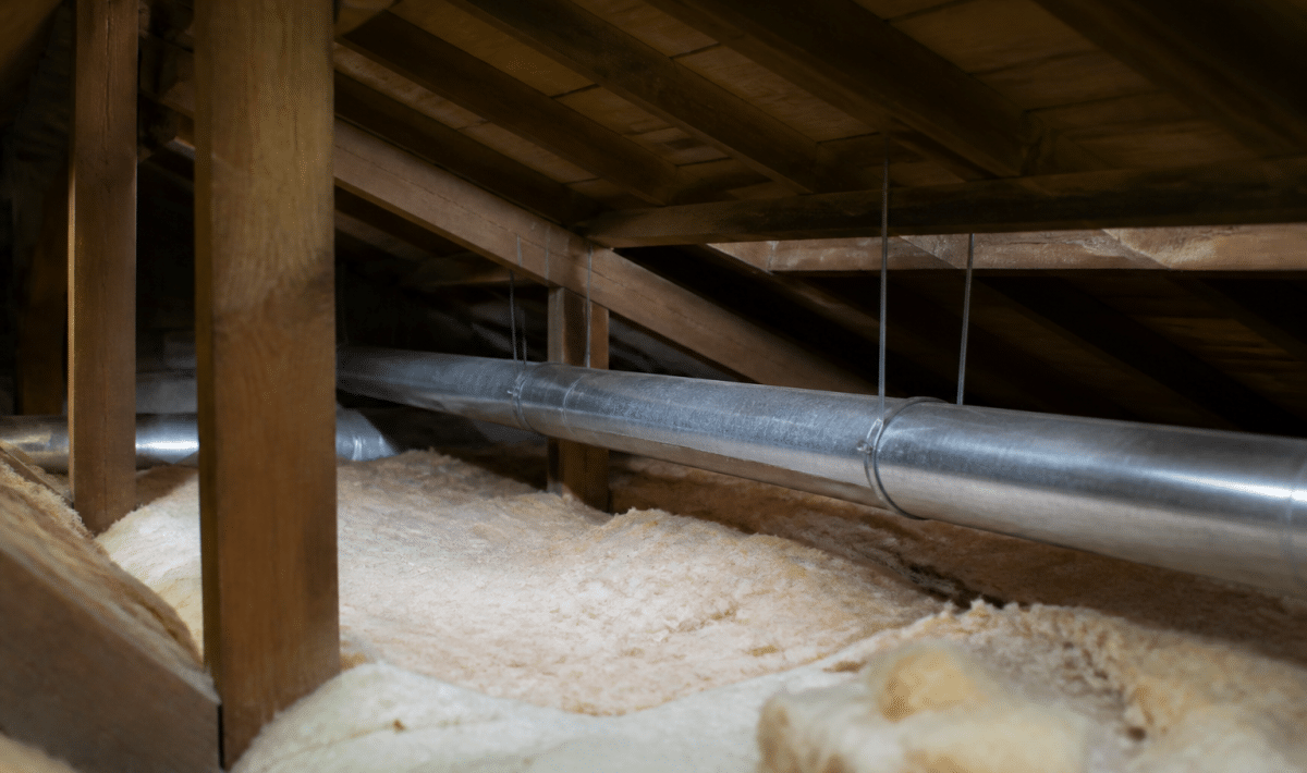 Tuyauterie metallique installee horizontalement sous combles isoles